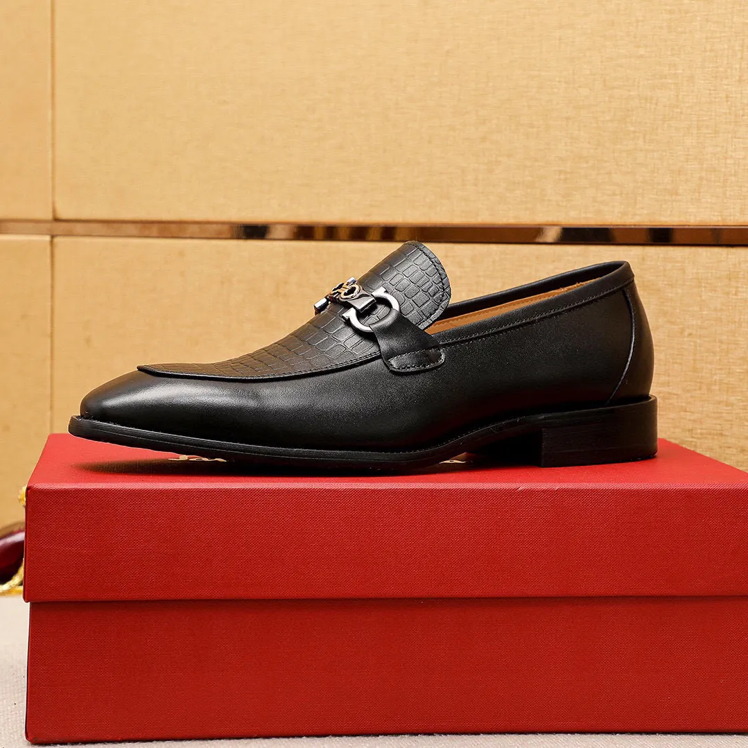 Men's shoes 💰460 💐 Product trademark: Ferragamo "Ferragamo" casual leather shoes Regular size: 38-44 (45🉑️customized) Product materials: Selected imported first-layer calfskin embossed upper + luxury hardware buckle, imported water-dyed cowhide leather lining. Strong three-dimensional visual effect, original combination outsole Color: 1⃣️color optional